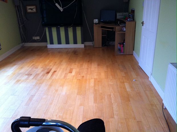 Laminate floor before treatment